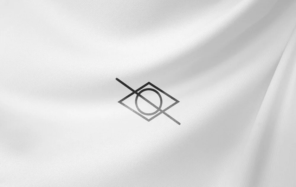 Brasil, conteúdo sensível — the Brazilian flag reduced to a struck-through outline on white fabric
